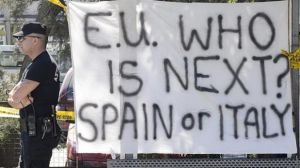 Manifestantes en Chipre vaticinando que detrás irá España o Itañia