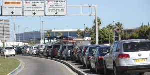 Vueve a reaparecer, las largas colas de coches para entrar y salir de Gibraltar. La economía de la zona, a ambos lados de la Verja, muy pronto se resentirá.