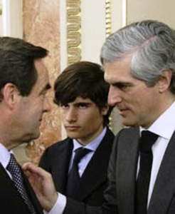 José Bono, con el hijo de Suárea que en el 2003 que se presentó para las presidenciales de Castilla-La Mancha, sufriendo una amplia derrota que le hizo abandonar la política y donde su padre, Adolfo Suárez aparecería por última vez ya aquejado por Alzheimer.