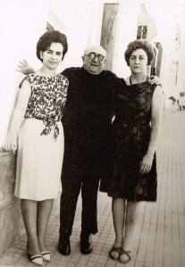 El doctor Montero que recuuerdo, junto a sus hijas, Carmen (a la izquierda de la foto) y María Teresa.