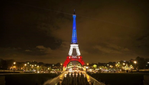 PARÍS (FRANCIA) 16/11/2015 .- Vista de la torre Eiffel iluminada con los colores de la bandera nacional francesa en París, Francia, hoy 16 de noviembre de 2015, en homenaje a las víctimas de los atentados perpetrados por el Estado Islámico (EI) el pasado viernes en la capital francesa. Al menos 129 personas fallecieron en los ataques. EFE/Etienne Laurent.