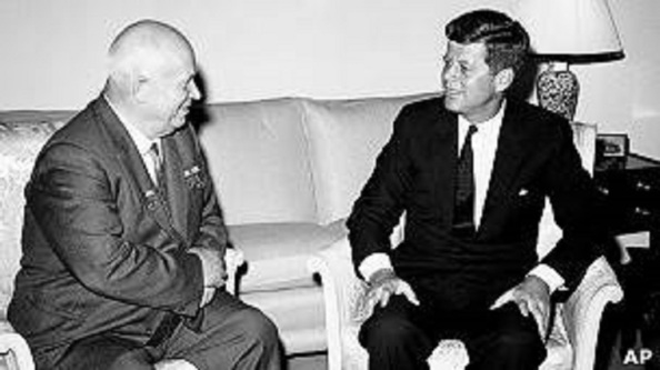 Nikita Kruschev y John Kennedy 