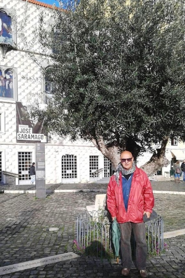 En Lisboa junto a la Fundación José Saramago y a pie del olivo donde yacen las cenizas del Premio Nobel 