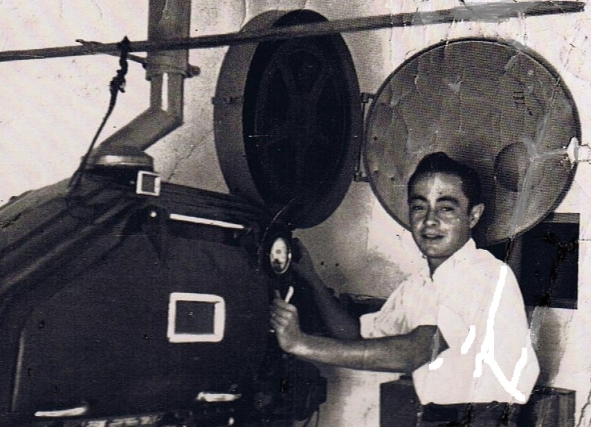 La máquina de proyección de las películas en el cine de Jimena. Sebastián Jiménez Mateo que se encargaba de su mantenimiento. Fuente: Ediciones OBA.