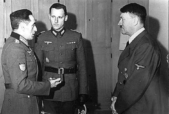 El general del ejérciito franquista, Agustín Muñoz Grande, jefe de la División Azul, a la izquierda de la imagen recibido por Adolfo Hitler. En el centro, el traductor. Diario El Mundo,