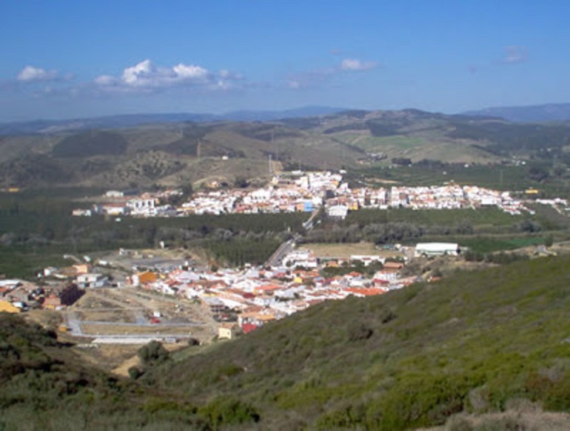 San Martín del Tesorillo, al fondo, entidad local autónoma desde 1999, perteneciente al municipio de Málaga, y por debajo, El Secadero, perteneciente al municipio de Casares, ya formando parte de la provincia de Málaga y que fue construida sobre la una vía pecuaria.